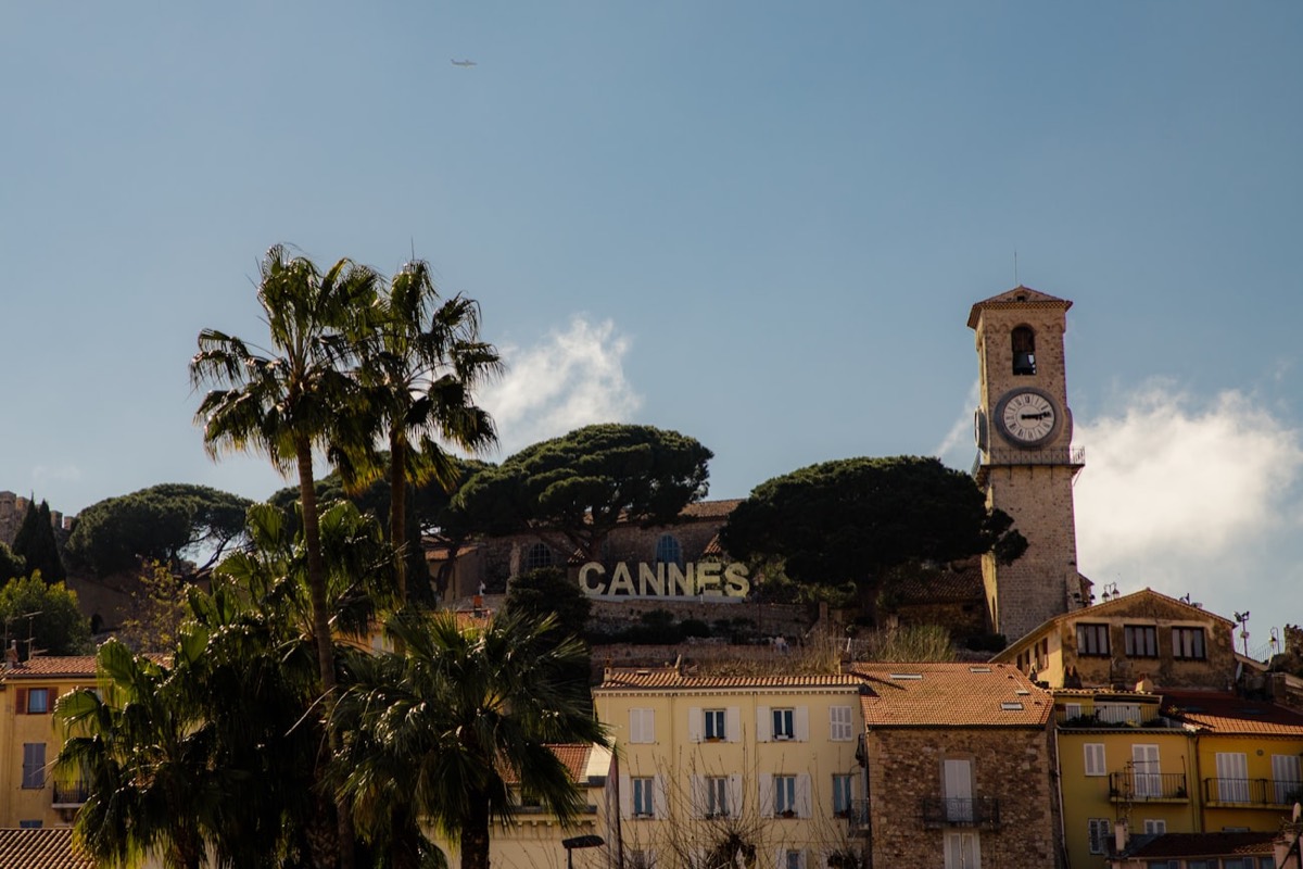 Le Suquet, vieille ville de Cannes avec sa tour de l'horloge et le panneau Cannes sur la colline
