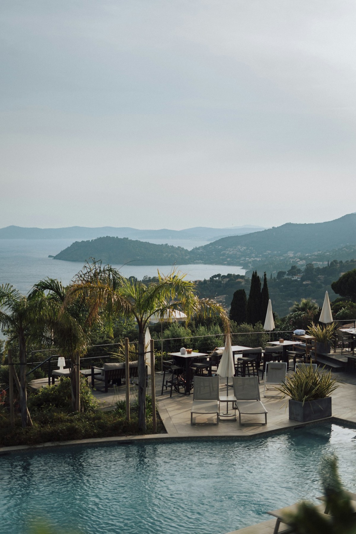 Villa de luxe avec piscine à débordement et vue mer sur les hauteurs de la Côte d'Azur