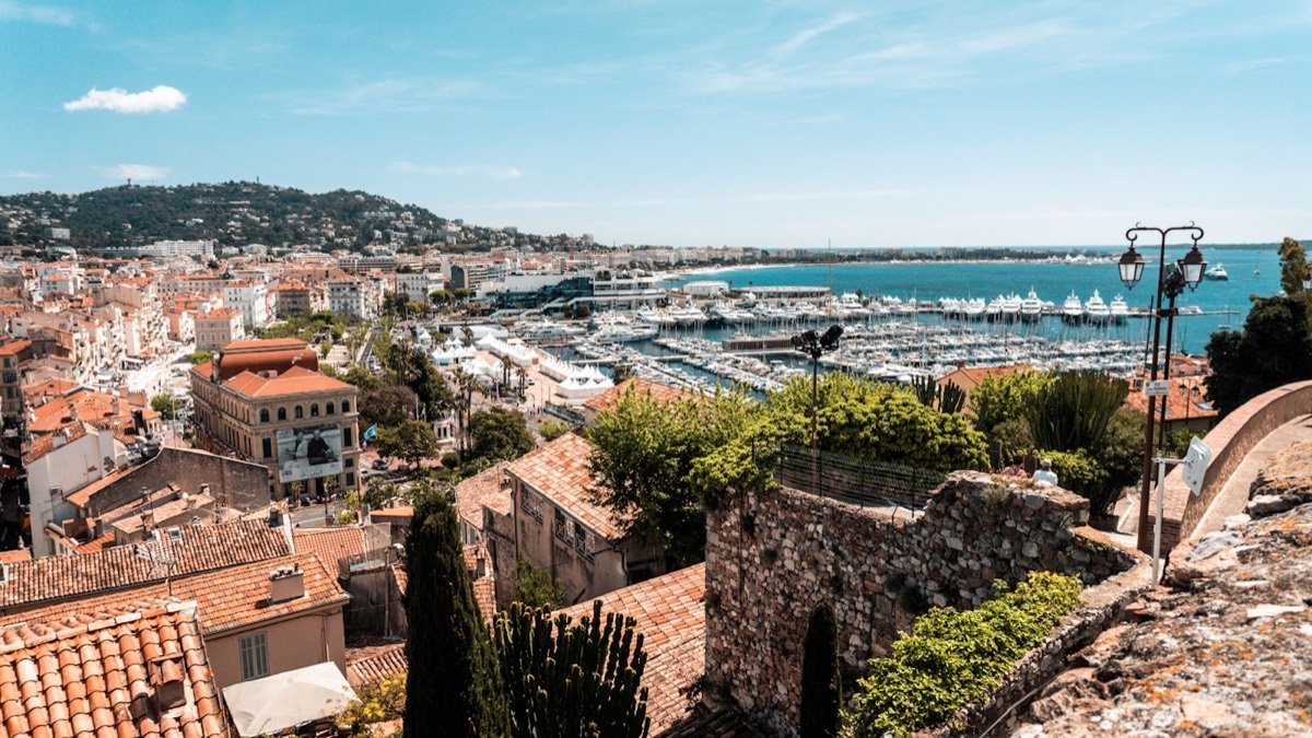 Événement à Cannes : vue aérienne du port et de la Croisette sur la Côte d'Azur