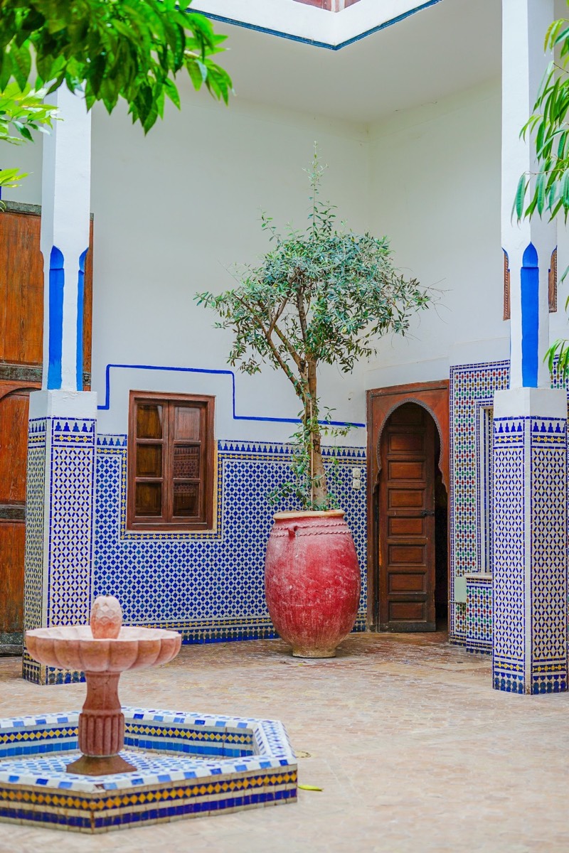 Événement au Maroc : riad avec fontaine et zellige à Marrakech, cadre d'un séminaire
