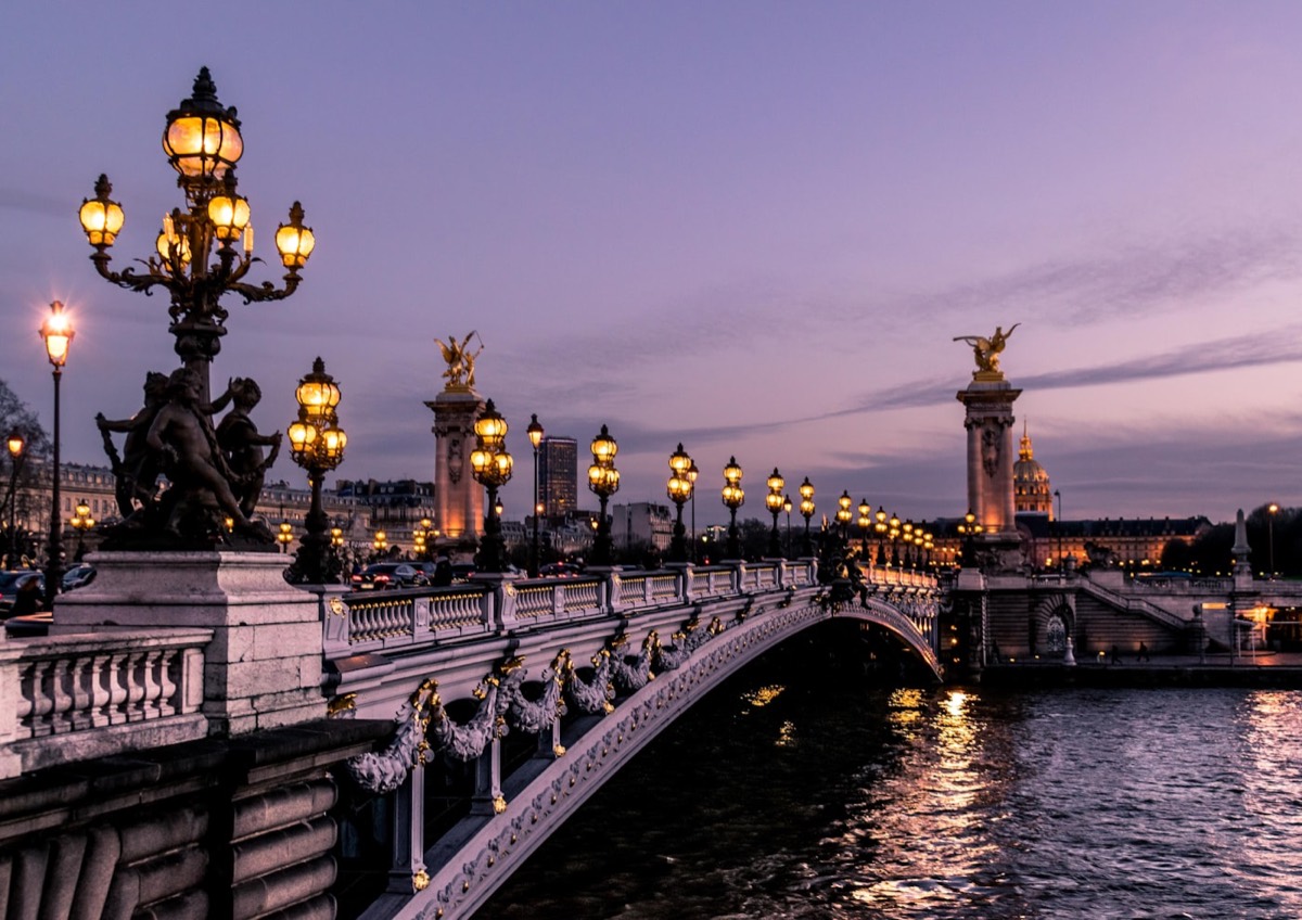 Événement à Paris : rue parisienne et immeubles haussmanniens, cadre d'un événement corporate