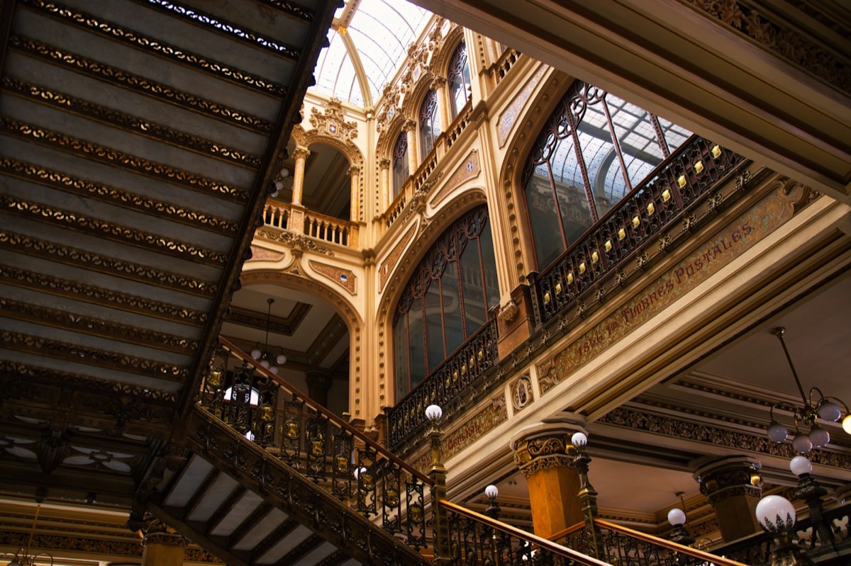 Intérieur d'un palace parisien avec escalier orné, lieu d'événement de prestige