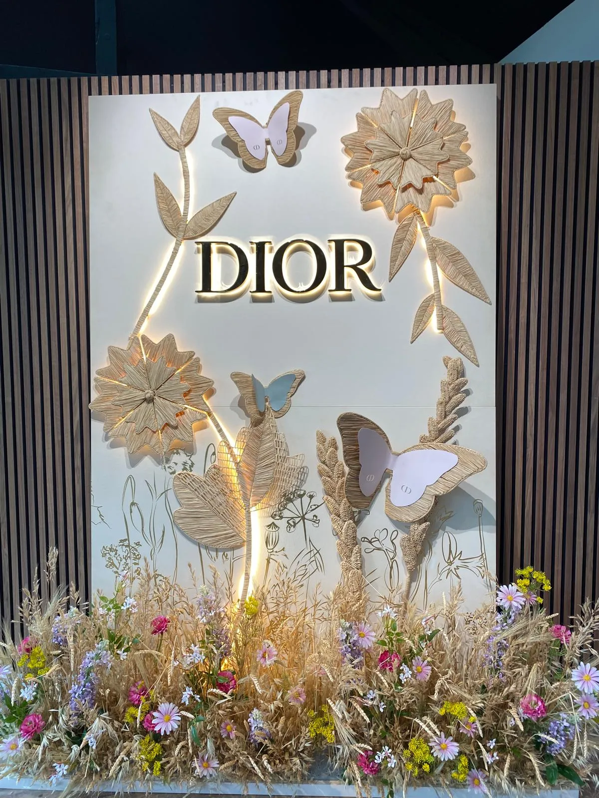 Dior · Scénographie florale dorée