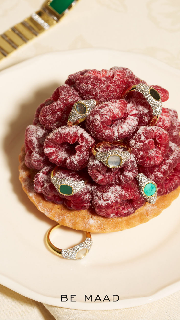 Bagues Be Maad serties posées sur une tarte aux framboises