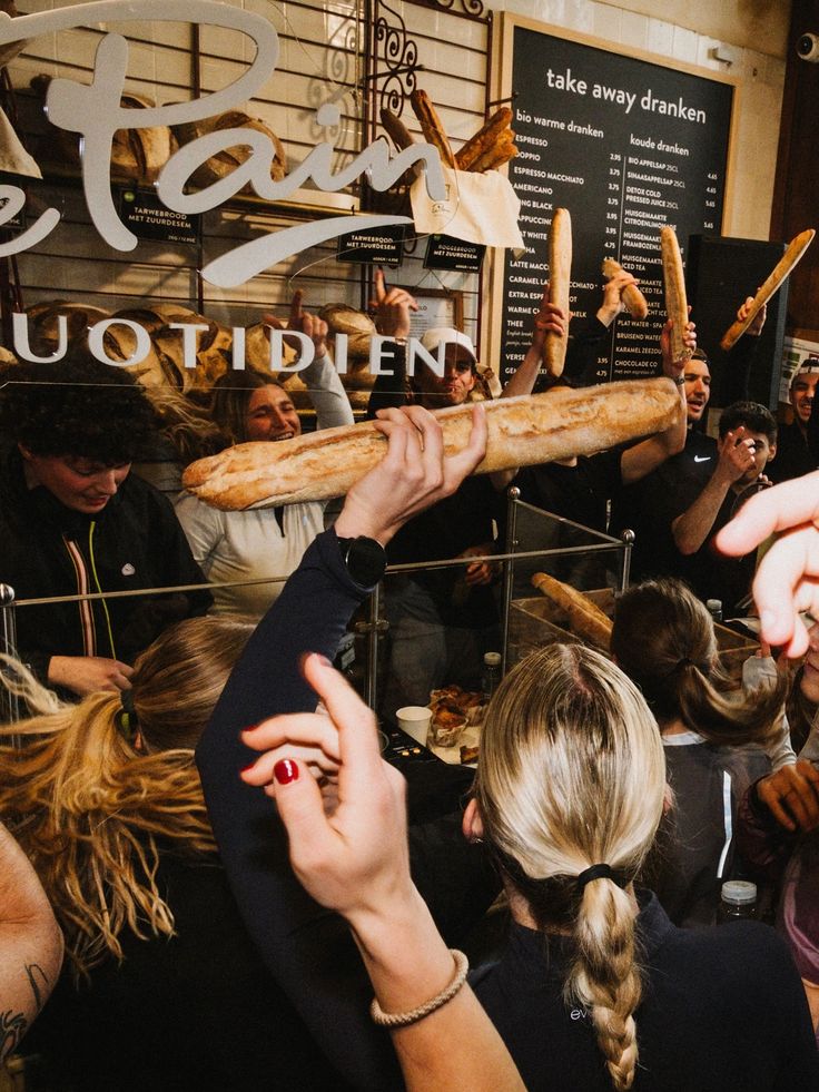 Invités qui dansent en brandissant des baguettes pendant un DJ set en boulangerie