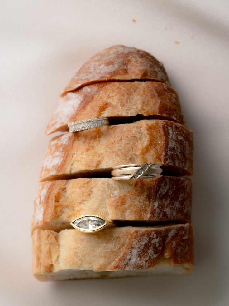 Bagues glissées entre les tranches d'une baguette