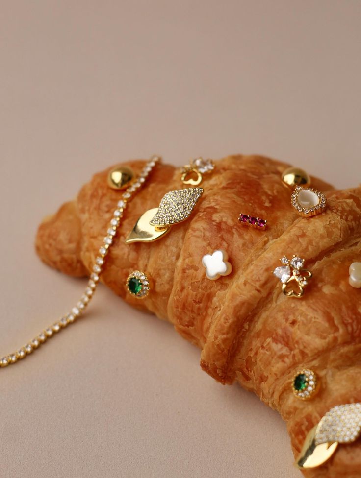 Croissant couvert de bijoux en or, boucles d'oreilles et bracelet