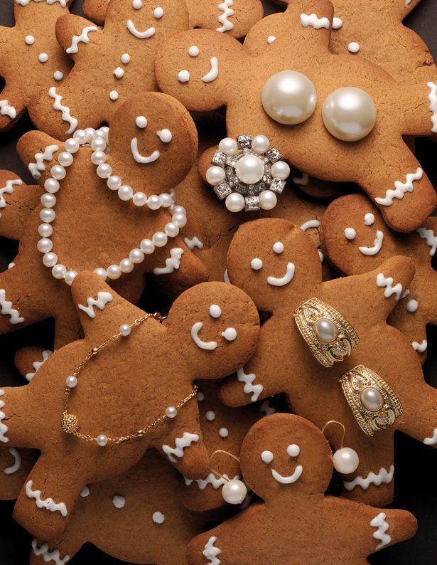 Bonshommes en pain d'épices parés de colliers, boucles d'oreilles et broches en perles