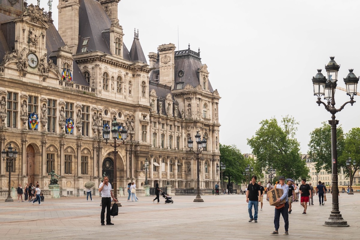 Façade de l'Hôtel de Ville de Paris et son parvis, lieu d'événement institutionnel et grand public