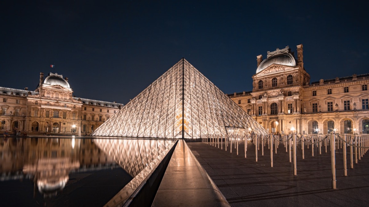 Pyramide du Louvre illuminée la nuit avec la cour Napoléon, lieu de gala événementiel à Paris