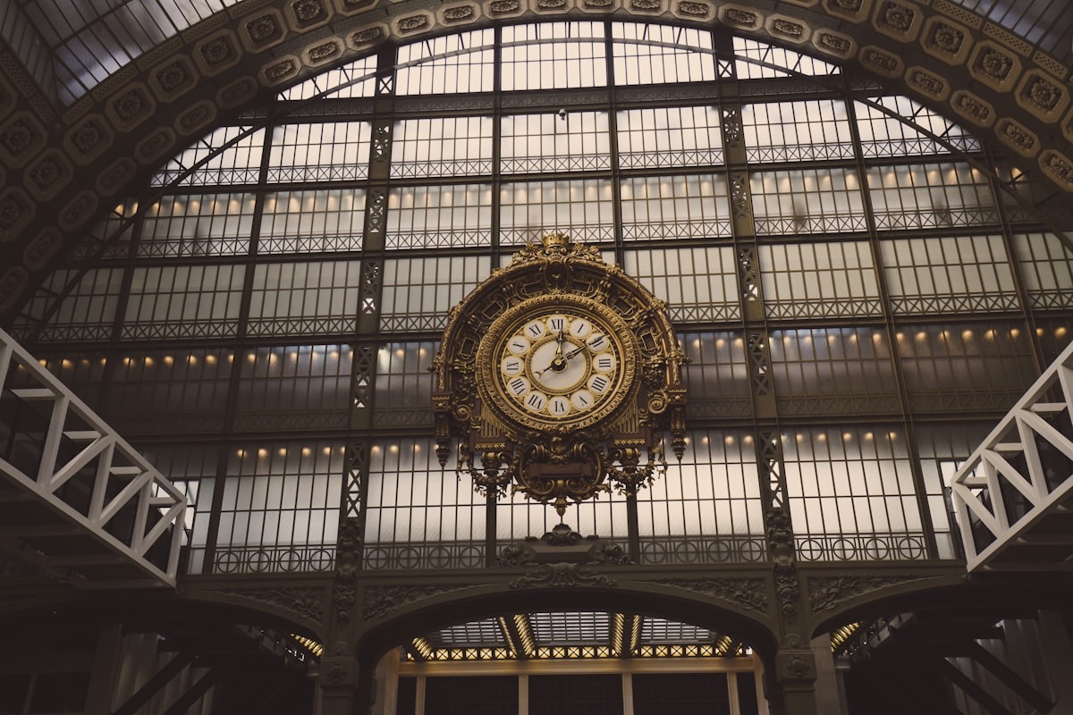 Horloge dorée monumentale du Musée d'Orsay sous la grande verrière, lieu de gala à Paris