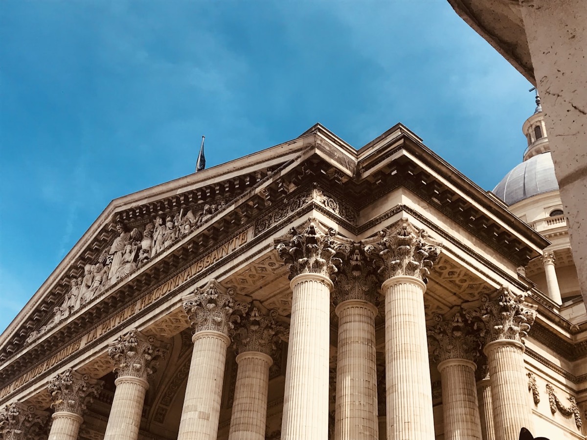 Façade néoclassique à colonnes et fronton, architecture monumentale dans l'esprit du Palais Brongniart à Paris
