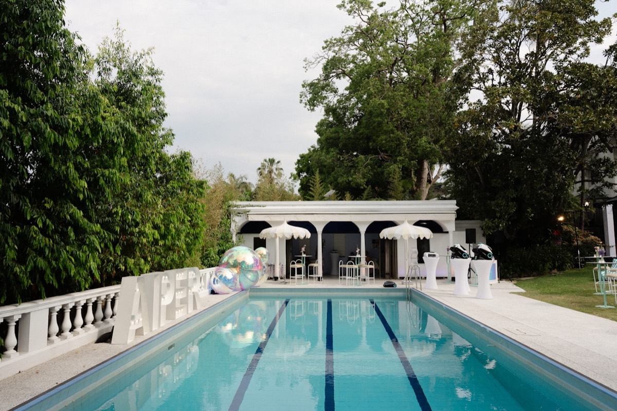 Bassin extérieur aménagé pour une soirée cocktail, esprit Piscine Molitor pour un événement à Paris