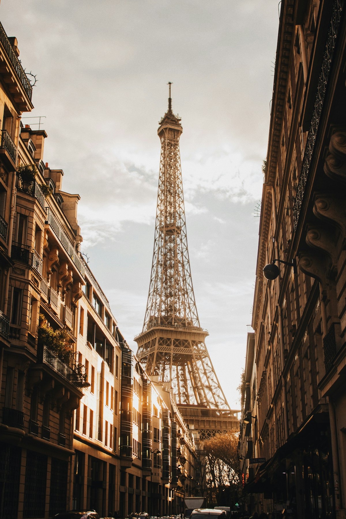Tour Eiffel à l'heure dorée vue depuis une rue haussmannienne, salons privés pour événement de prestige à Paris