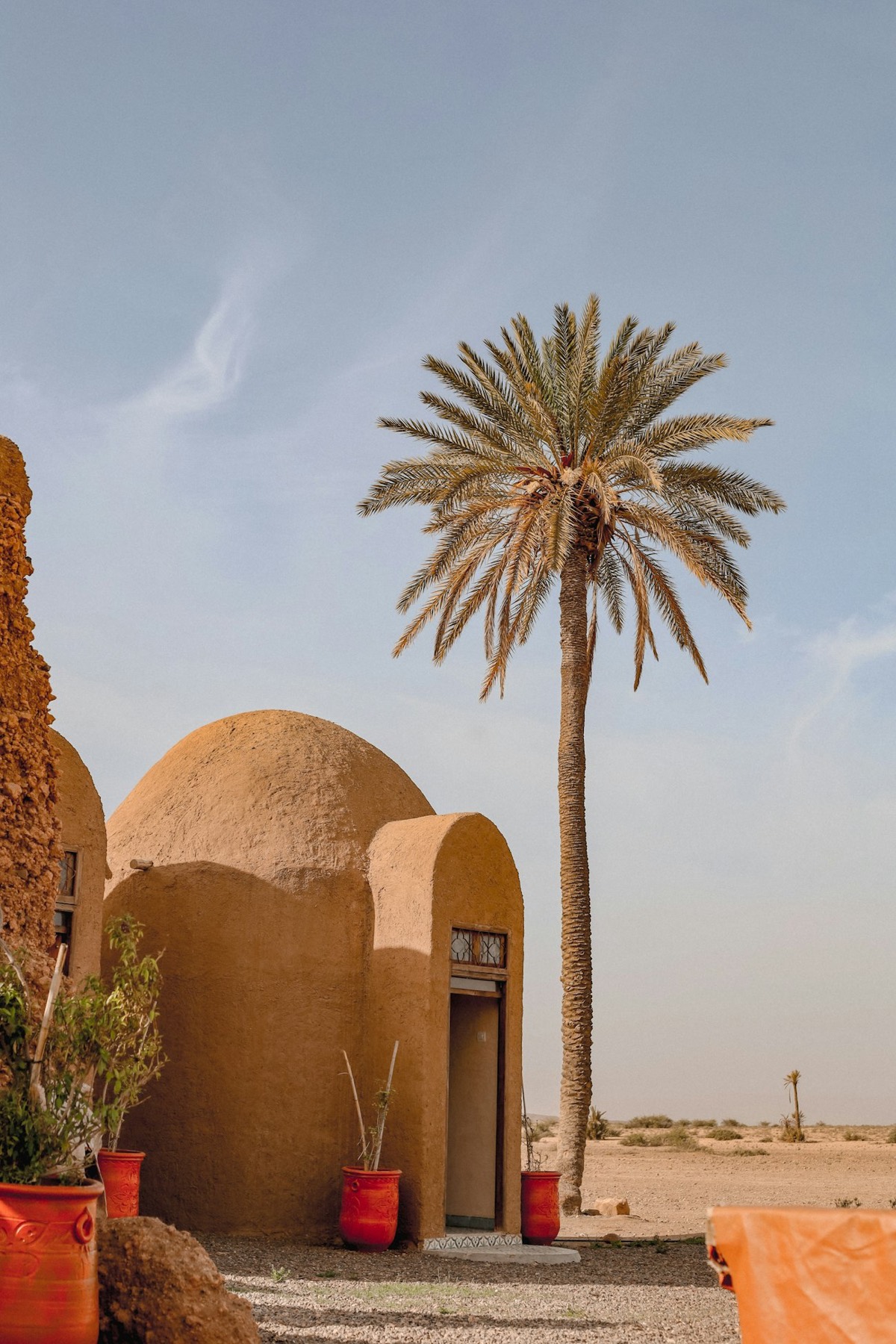 Kasbah et palmier dans le désert d'Agafay près de Marrakech, décor d'une soirée événementielle au Maroc