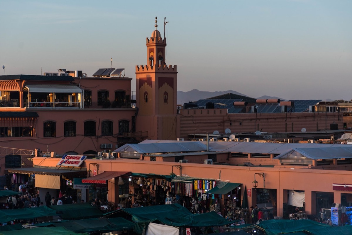 Médina de Marrakech au coucher du soleil, destination événementielle au Maroc