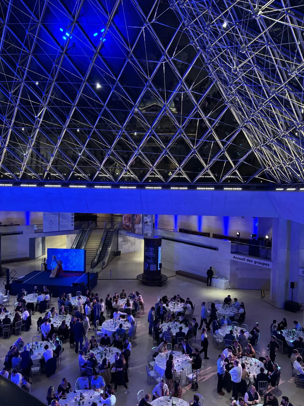Dîner de gala sous la Pyramide du Louvre