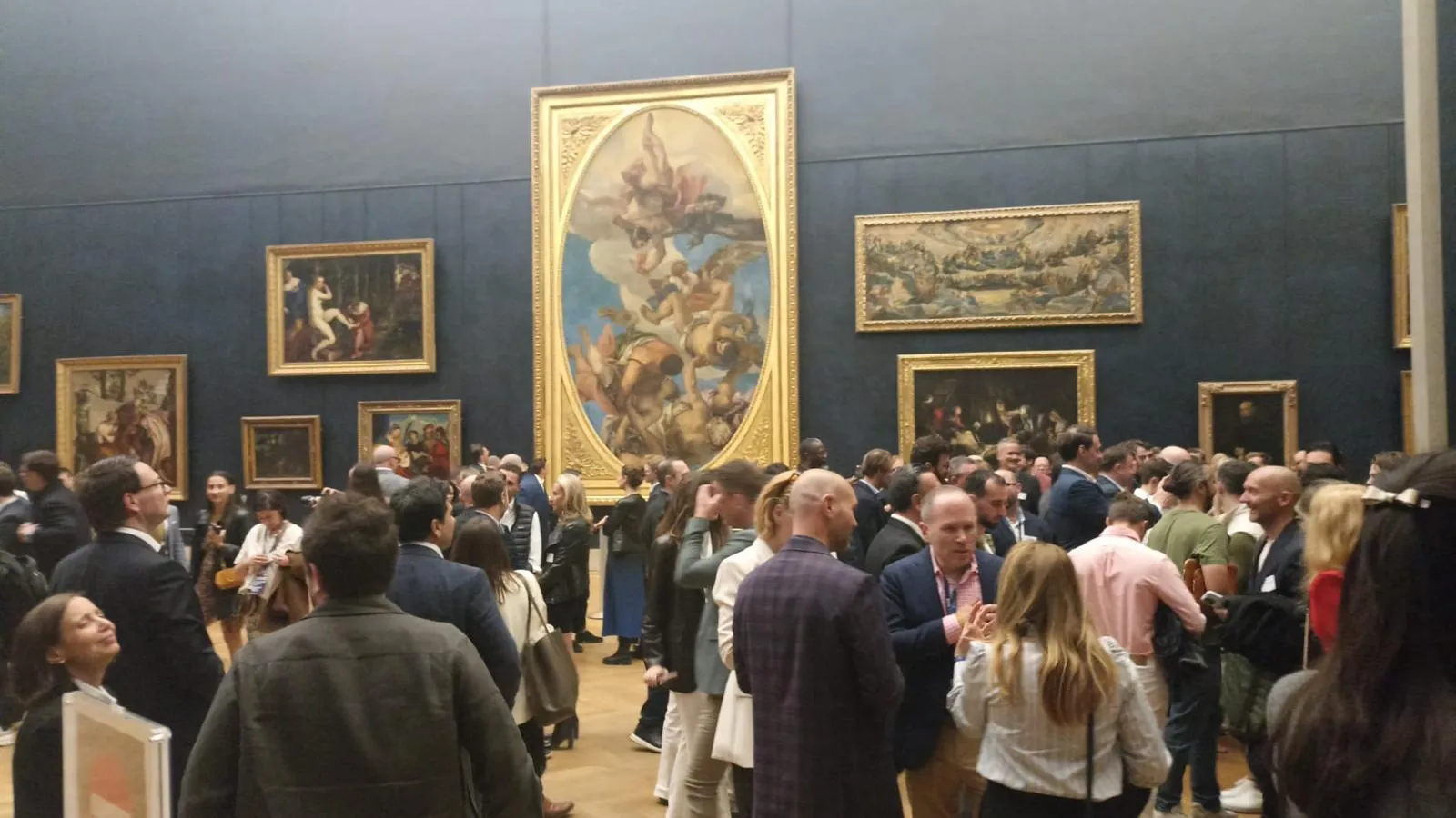 Réception de gala dans une galerie du Louvre, lieu d'événement corporate à Paris