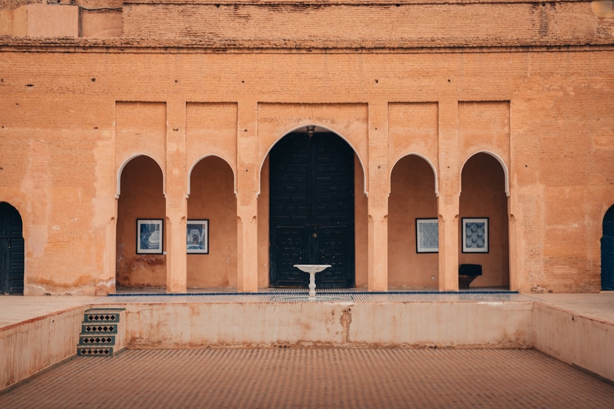 Cour d'un riad marocain avec arches et fontaine à Marrakech, la DMC comme avantage stratégique