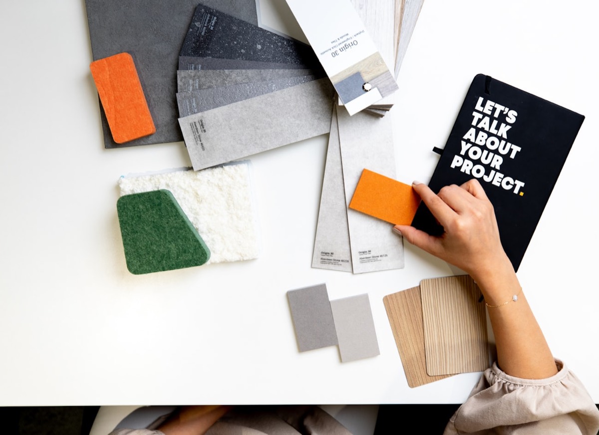Moodboard et carnet de projet sur un bureau, le brief éditorial d'un voyage presse