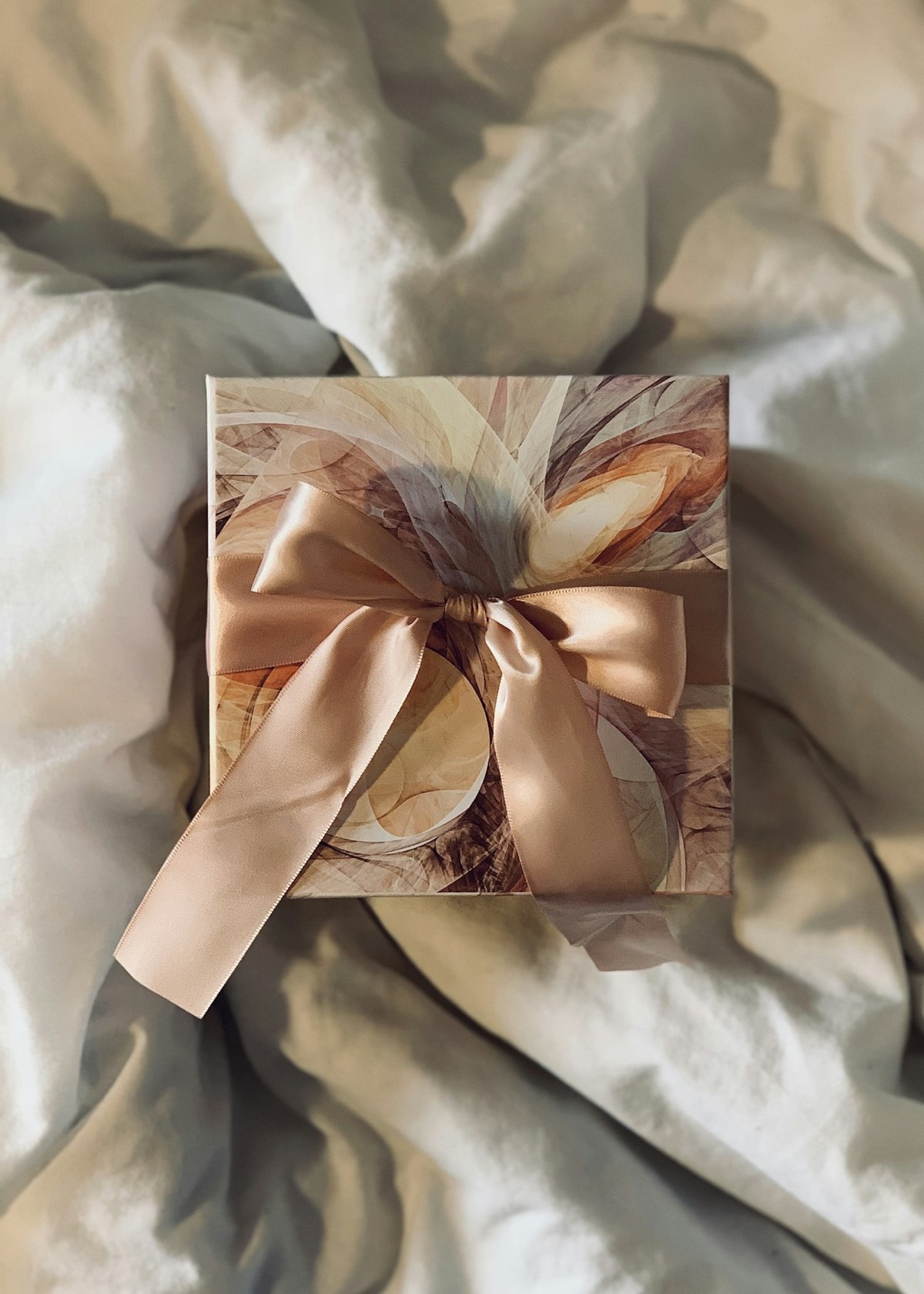 Coffret cadeau élégant noué d'un ruban de satin, gifting intelligent pour un voyage presse