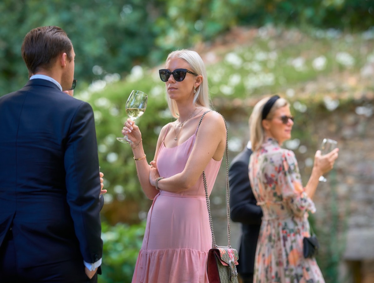 Invités élégants en réception cocktail en extérieur, casting de la guest list d'un voyage presse
