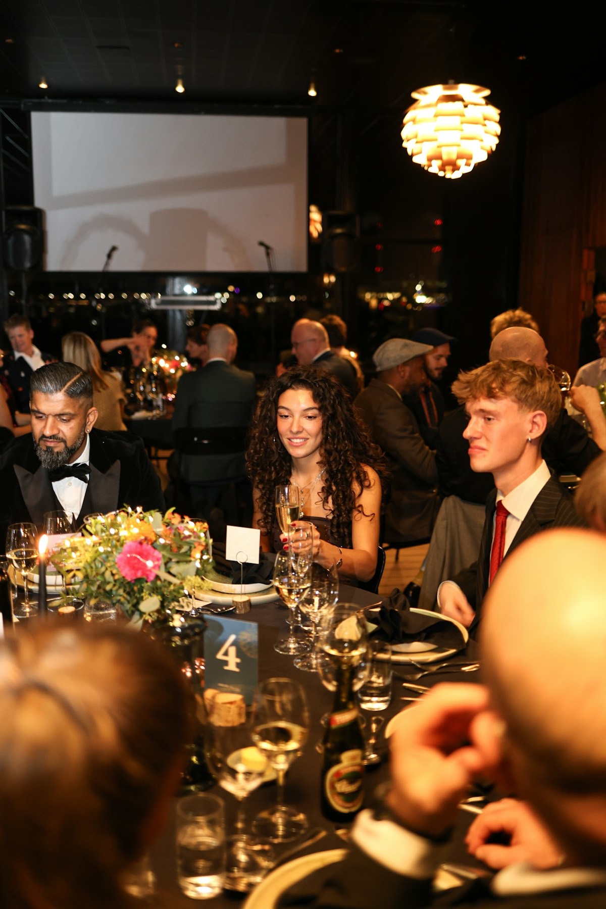 Dîner de gala aux chandelles avec invités, ambiance d'un voyage presse premium