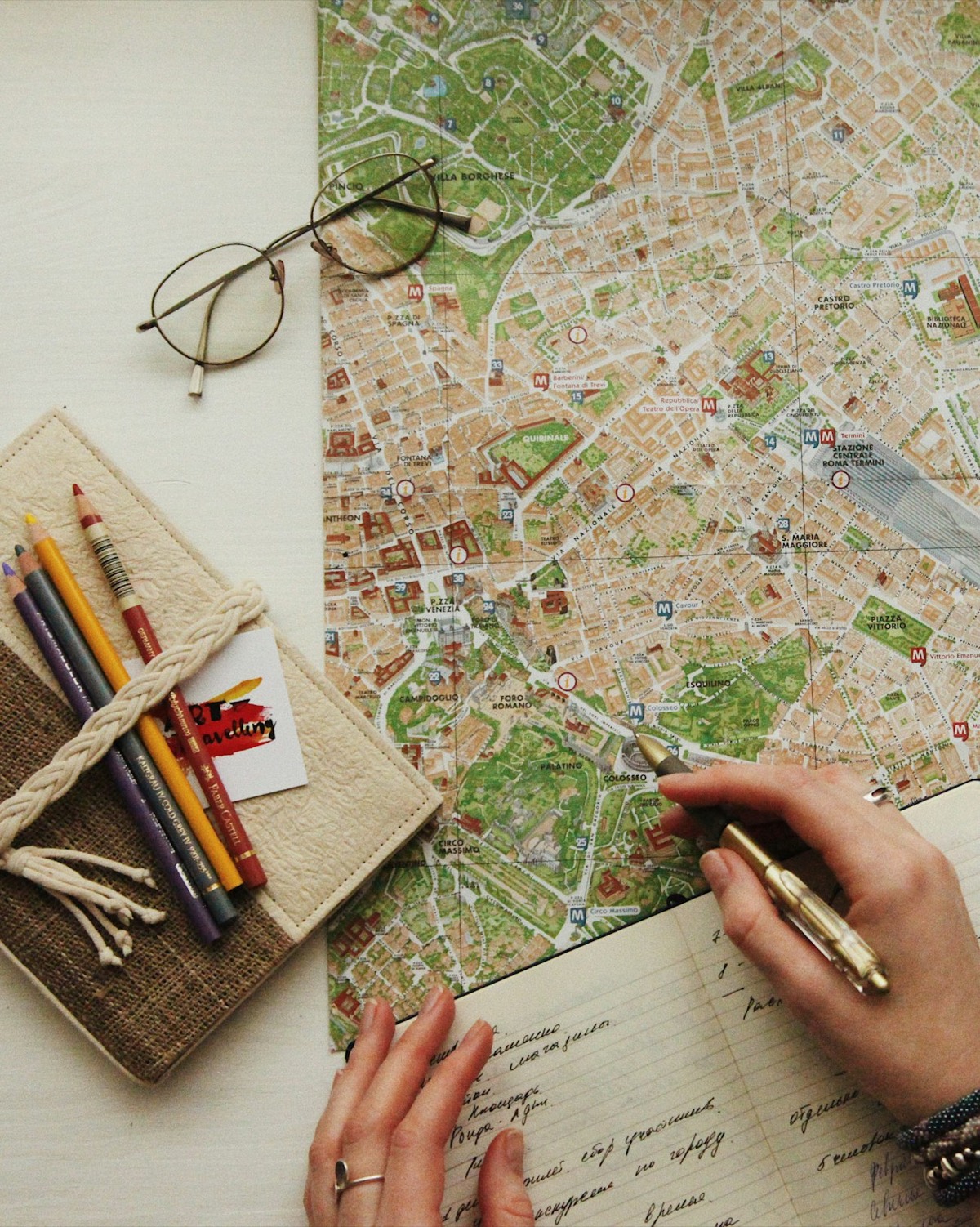 Carte de ville, carnet et stylo pour planifier l'itinéraire éditorial d'un voyage presse