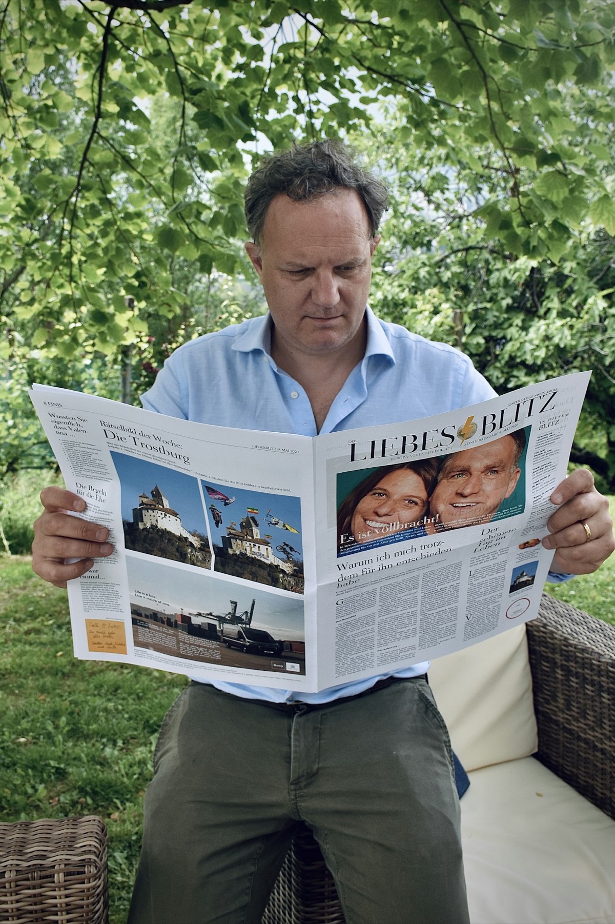 Lecteur d'un journal en extérieur, suivi des retombées presse d'un voyage presse